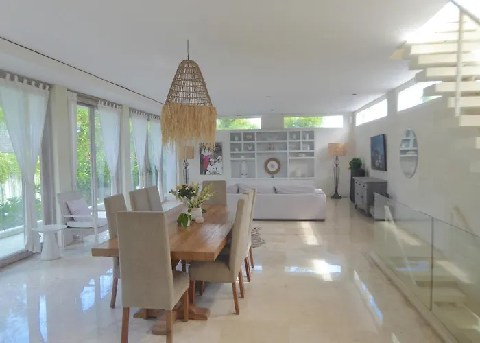 Bali Canggu Luxury Beachfront Villa *